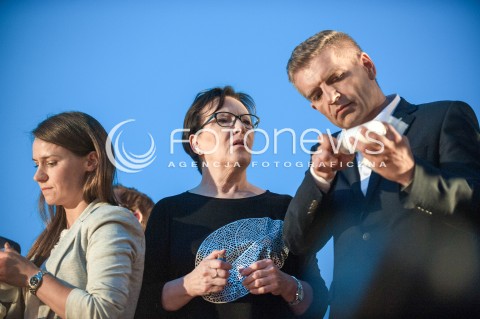  20.07.2017 WARSZAWA<br />LANCUCH SWIATLA POD PALACEM PREZYDENCKIM<br />N/Z AGNIESZKA POMASKA EWA KOPACZ BARTOSZ ARLUKOWICZ<br /> 