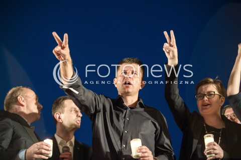 Łańcuch światła pod Pałacem Prezydenckim w Warszawie