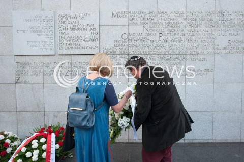  22.07.2017 WARSZAWA<br />MARSZ PAMIECI<br />N/Z OSOBY SKLADAJACE WIENIEC POD POMNIKIEM<br /> 