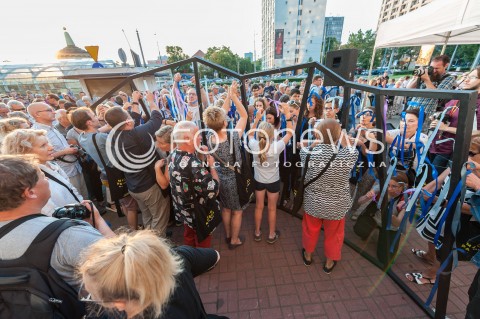  22.07.2017 WARSZAWA<br />MARSZ PAMIECI<br />N/Z UCZESTNICY WYDARZENIA WIESZAJACY WSTAZKI<br /> 