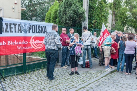  22.07.2017 WARSZAWA<br />MANIFESTACJA POD DOMEM JAROSLAWA KACZYNSKIEGO<br />N/Z UCZESTNICY MANIFESTACJI GAZETA POLSKA<br /> 