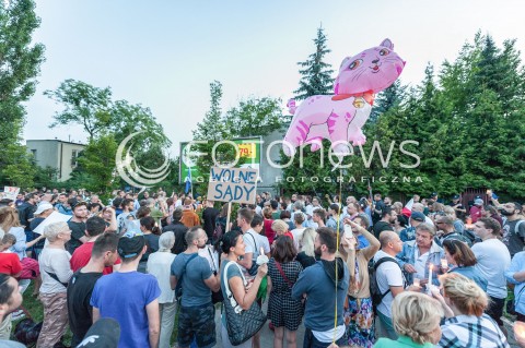  22.07.2017 WARSZAWA<br />MANIFESTACJA POD DOMEM JAROSLAWA KACZYNSKIEGO<br />N/Z UCZESTNICY MANIFESTACJI<br /> 