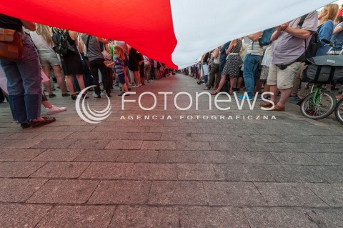  24.07.2017 WARSZAWA<br />MANIFESTACJA POD PALACEM PREZYDENCKIM<br />N/Z UCZESTNICY WYDARZENIA Z FLAGA<br /> 
