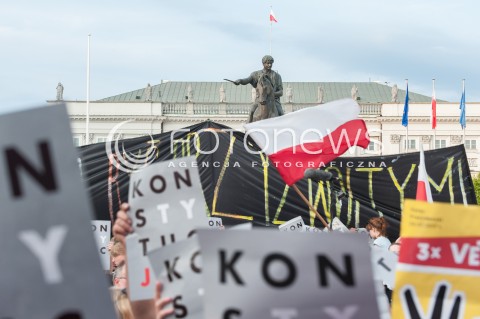  24.07.2017 WARSZAWA<br />MANIFESTACJA POD PALACEM PREZYDENCKIM<br />N/Z TRANSPARENTY NA TLE PALACU<br /> 