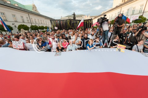  24.07.2017 WARSZAWA<br />MANIFESTACJA POD PALACEM PREZYDENCKIM<br />N/Z UCZESTNICY WYDARZENIA Z FLAGA NA TLE PALACU<br /> 