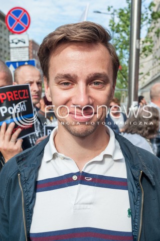  26.07.2017 WARSZAWA<br />MANIFESTACJA NARODOWCOW PRZECIW FINANSOWANIU ORGANIZACJI POZARZADOWYCH PRZEZ ZAGRANICZNE PODMIOTY<br />N/Z KRZYSZTOF BOSAK<br /> 