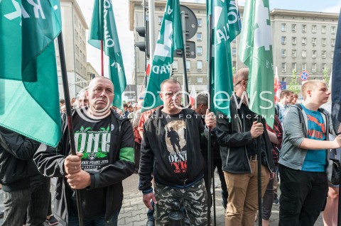  26.07.2017 WARSZAWA<br />MANIFESTACJA NARODOWCOW PRZECIW FINANSOWANIU ORGANIZACJI POZARZADOWYCH PRZEZ ZAGRANICZNE PODMIOTY<br />N/Z UCZESTNICY ZGROMADZENIA Z FLAGAMI<br /> 