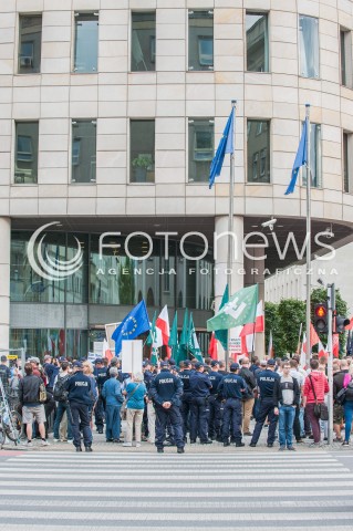  26.07.2017 WARSZAWA<br />MANIFESTACJA NARODOWCOW PRZECIW FINANSOWANIU ORGANIZACJI POZARZADOWYCH PRZEZ ZAGRANICZNE PODMIOTY<br />N/Z UCZESTNICY WYDARZENIA Z FLAGAMI ONR UNIA EUROPEJSKA FLAGA POLSKA<br /> 