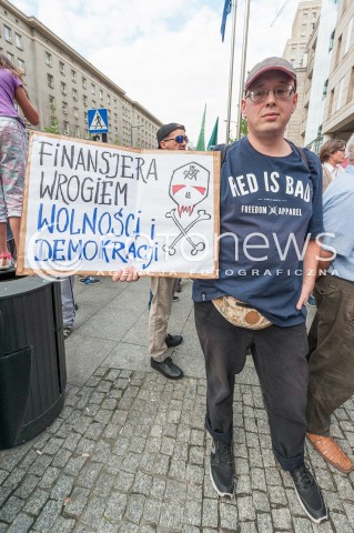  26.07.2017 WARSZAWA<br />MANIFESTACJA NARODOWCOW PRZECIW FINANSOWANIU ORGANIZACJI POZARZADOWYCH PRZEZ ZAGRANICZNE PODMIOTY<br />N/Z UCZESTNIK WYDARZENIA Z TRANSPARENTEM<br /> 