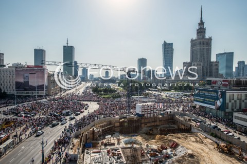  !!! 100 ZL ZA ZDJECIE DO INTERNETU !!!<br />01.08.2017 WARSZAWA<br />GODZINA W - ROCZNICA POWSTANIA WARSZAWSKIEGO<br />N/Z UCZESTNICY WYDARZENIA Z FLAGAMI PALAC KULTURY BUDOWA ROTUNDY<br /> 