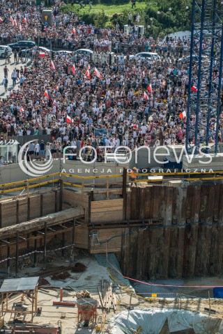  !!! 100 ZL ZA ZDJECIE DO INTERNETU !!!<br />01.08.2017 WARSZAWA<br />GODZINA W - ROCZNICA POWSTANIA WARSZAWSKIEGO<br />N/Z UCZESTNICY WYDARZENIA Z FLAGAMI BUDOWA ROTUNDY<br /> 