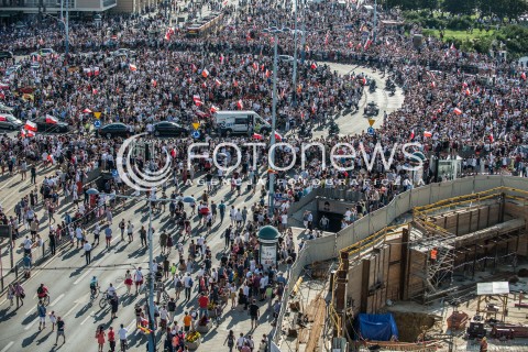  !!! 100 ZL ZA ZDJECIE DO INTERNETU !!!<br />01.08.2017 WARSZAWA<br />GODZINA W - ROCZNICA POWSTANIA WARSZAWSKIEGO<br />N/Z UCZESTNICY WYDARZENIA Z FLAGAMI BUDOWA ROTUNDY<br /> 