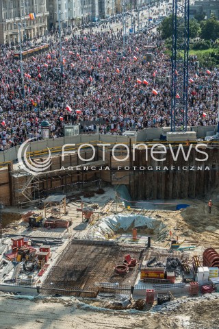 !!! 100 ZL ZA ZDJECIE DO INTERNETU !!!<br />01.08.2017 WARSZAWA<br />GODZINA W - ROCZNICA POWSTANIA WARSZAWSKIEGO<br />N/Z UCZESTNICY WYDARZENIA Z FLAGAMI BUDOWA ROTUNDY<br /> 