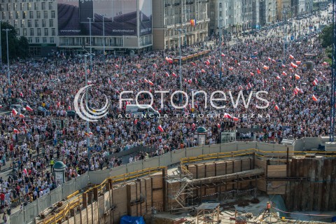  !!! 100 ZL ZA ZDJECIE DO INTERNETU !!!<br />01.08.2017 WARSZAWA<br />GODZINA W - ROCZNICA POWSTANIA WARSZAWSKIEGO<br />N/Z UCZESTNICY WYDARZENIA Z FLAGAMI BUDOWA ROTUNDY<br /> 