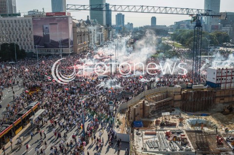  !!! 100 ZL ZA ZDJECIE DO INTERNETU !!!<br />01.08.2017 WARSZAWA<br />GODZINA W - ROCZNICA POWSTANIA WARSZAWSKIEGO<br />N/Z UCZESTNICY WYDARZENIA Z FLAGAMI I RACAMI BUDOWA ROTUNDY<br /> 