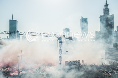  !!! 100 ZL ZA ZDJECIE DO INTERNETU !!!<br />01.08.2017 WARSZAWA<br />GODZINA W - ROCZNICA POWSTANIA WARSZAWSKIEGO<br />N/Z UCZESTNICY WYDARZENIA Z RACAMI PANORAMA MIASTAI<br /> 