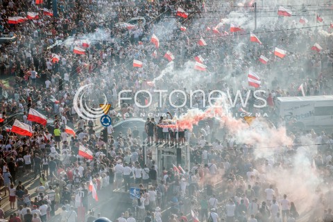  !!! 100 ZL ZA ZDJECIE DO INTERNETU !!!<br />01.08.2017 WARSZAWA<br />GODZINA W - ROCZNICA POWSTANIA WARSZAWSKIEGO<br />N/Z UCZESTNICY WYDARZENIA Z FLAGAMI I RACAMI<br /> 