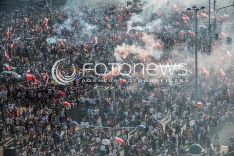  !!! 100 ZL ZA ZDJECIE DO INTERNETU !!!<br />01.08.2017 WARSZAWA<br />GODZINA W - ROCZNICA POWSTANIA WARSZAWSKIEGO<br />N/Z UCZESTNICY WYDARZENIA Z FLAGAMI I RACAMI<br /> 