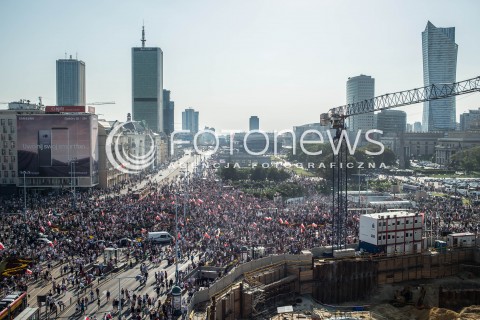  !!! 100 ZL ZA ZDJECIE DO INTERNETU !!!<br />01.08.2017 WARSZAWA<br />GODZINA W - ROCZNICA POWSTANIA WARSZAWSKIEGO<br />N/Z UCZESTNICY WYDARZENIA Z FLAGAMI BUDOWA ROTUNDY<br /> 