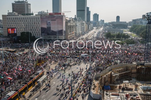  !!! 100 ZL ZA ZDJECIE DO INTERNETU !!!<br />01.08.2017 WARSZAWA<br />GODZINA W - ROCZNICA POWSTANIA WARSZAWSKIEGO<br />N/Z UCZESTNICY WYDARZENIA Z FLAGAMI BUDOWA ROTUNDY<br /> 