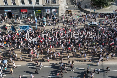  !!! 100 ZL ZA ZDJECIE DO INTERNETU !!!<br />01.08.2017 WARSZAWA<br />GODZINA W - ROCZNICA POWSTANIA WARSZAWSKIEGO<br />N/Z UCZESTNICY WYDARZENIA Z FLAGAMI<br /> 