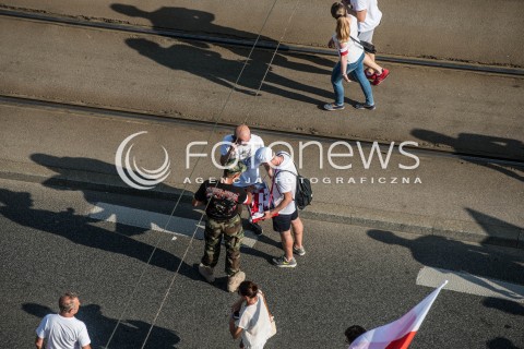 !!! 100 ZL ZA ZDJECIE DO INTERNETU !!!<br />01.08.2017 WARSZAWA<br />GODZINA W - ROCZNICA POWSTANIA WARSZAWSKIEGO<br />N/Z SPRZEDAWCA AKCESORIOW PATRIOTYCZNYCH<br /> 