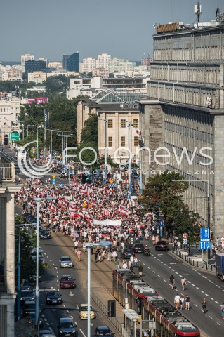  !!! 100 ZL ZA ZDJECIE DO INTERNETU !!!<br />01.08.2017 WARSZAWA<br />GODZINA W - ROCZNICA POWSTANIA WARSZAWSKIEGO<br />N/Z UCZESTNICY WYDARZENIA Z FLAGAMI IDACY W STRONE MOSTU<br /> 
