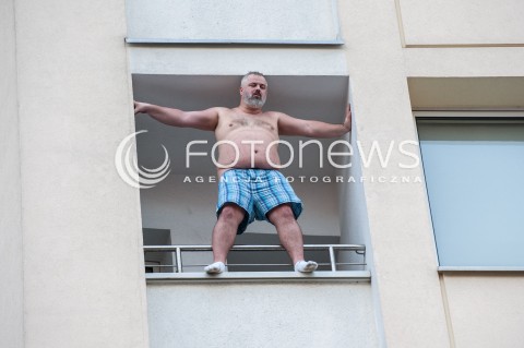  !!! BRAK ZGODY NA PUBLIKACJE WIZERUNKU !!!<br />01.08.2017 WARSZAWA<br />NIEUDANA PROBA SAMOBOJCZA<br />N/Z SAMOBOJCA<br /> 