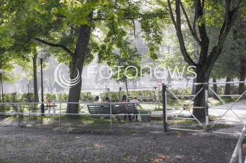  08.08.2017 JANOW PODLASKI<br />STADNINA KONI <br />ZDJECIE ILUSTRACYJNE<br />N/Z MILOSNICY KONI ODPOCZYWAJA NA LAWCE NA TERENIE STADNINY <br /> 