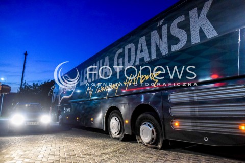  09.08.2017 BYTOW <br />PILKA NOZNA - 1/16 PUCHARU POLSKI<br />MECZ DRUTEX-BYTOVIA BYTOW - LECHIA GDANSK<br />N/Z PRZEBITE OPONY W AUTOKARZE LECHII GDANSK<br /> 