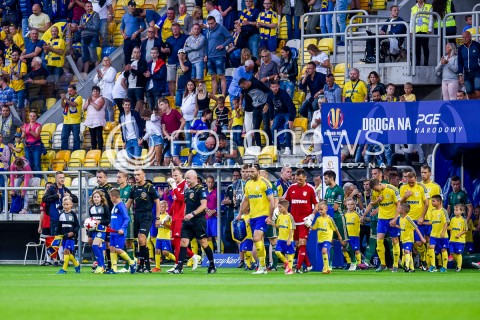  10.08.2017 GDYNIA <br />PILKA NOZNA - 1/16 PUCHARU POLSKI<br />MECZ ARKA GDYNIA - SLASK WROCLAW<br />N/Z ZESPOL ARKI GDYNIA I SLASKA WROCLAW WYCHODZI NA MURAWE<br /> 