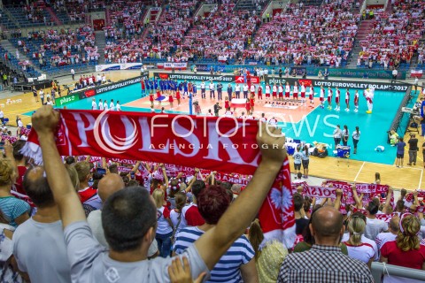  11.08.2017 KRAKOW (TAURON ARENA) <br />XV MEMORIAL HUBERTA JERZEGO WAGNERA <br />MECZ POLSKA - FRANCJA ( MATCH POLAND - FRANCE ) <br />N/Z KIBICE DOPING EMOCJE SZALIKI BIALO CZERWONE HALA WIDOK VIEW HYMN OPRAWA<br /> 
