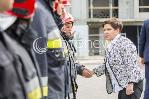  12.08.2017 GDANSK <br />ZEBRANIE SZTABU KRYZYSOWEGO W GDANSKU W SPRAWIE NAWALNIC W WOJEWODZTWIE POMORSKIM<br />N/Z BEATA SZYDLO WITA STRAZAKOW KOMENDY WOJEWODZKIEJ STRAZY POZARNEJ W GDANSKU<br /> 