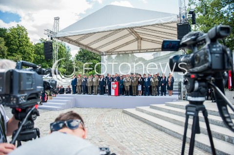  15.08.2016 WARSZAWA <br />OBCHODY SWIETA WOJSKA POLSKIEGO UROCZYSTOSCI PANSTWOWE <br />N/Z PREZYDENT RP ANDRZEJ DUDA?MEDIA KAMERY TELEWIZJA PRASA<br /> 