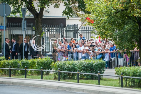  15.08.2016 WARSZAWA <br />OBCHODY SWIETA WOJSKA POLSKIEGO UROCZYSTOSCI PANSTWOWE <br />N/Z WARSZAWIACY OGLADAJACY DEFILADE BOR KONTROLA BEZPIECZENSTWA SPRAWDZENIE PIROTECHNICZNE<br /> 