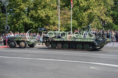  15.08.2016 WARSZAWA <br />OBCHODY SWIETA WOJSKA POLSKIEGO UROCZYSTOSCI PANSTWOWE <br />N/Z POJAZD WOJSKOWY BWP-1 BMP-1<br /> 