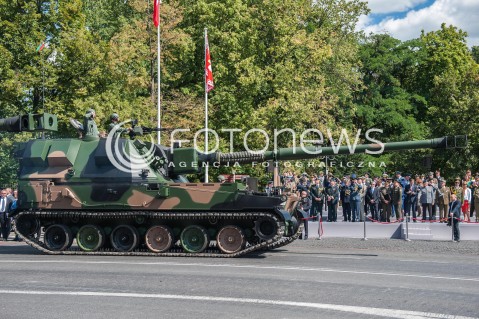 15.08.2016 WARSZAWA <br />OBCHODY SWIETA WOJSKA POLSKIEGO UROCZYSTOSCI PANSTWOWE <br />N/Z POJAZD WOJSKOWY ARMATOHAUBICA AHS KRAB<br /> 