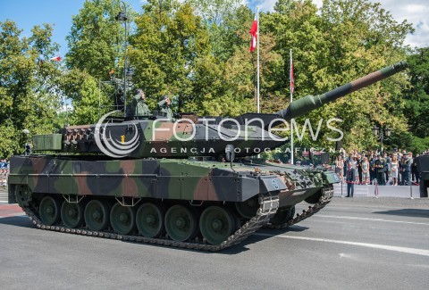  15.08.2016 WARSZAWA <br />OBCHODY SWIETA WOJSKA POLSKIEGO UROCZYSTOSCI PANSTWOWE <br />N/Z POJAZD WOJSKOWY CZOLG LEOPARD 2<br /> 