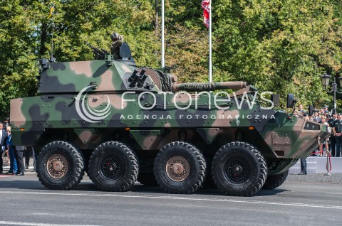  15.08.2016 WARSZAWA <br />OBCHODY SWIETA WOJSKA POLSKIEGO UROCZYSTOSCI PANSTWOWE <br />N/Z POJAZD WOJSKOWY KOLOWY TRANSPORTER OPANCERZONY KTO ROSOMAK<br /> 