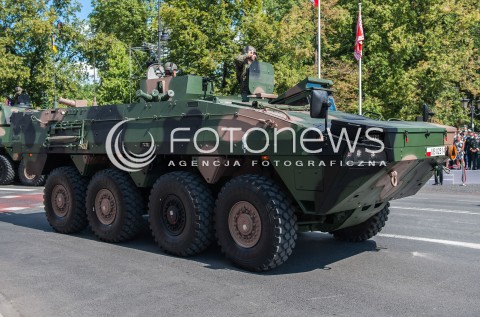  15.08.2016 WARSZAWA <br />OBCHODY SWIETA WOJSKA POLSKIEGO UROCZYSTOSCI PANSTWOWE <br />N/Z POJAZD WOJSKOWY KOLOWY TRANSPORTER OPANCERZONY KTO ROSOMAK<br /> 
