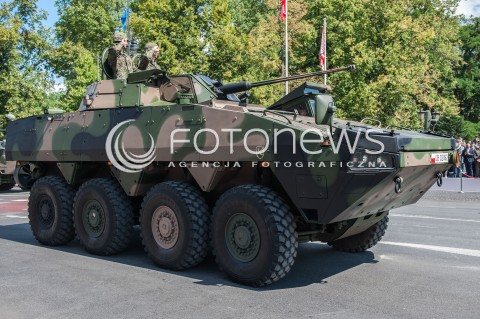  15.08.2016 WARSZAWA <br />OBCHODY SWIETA WOJSKA POLSKIEGO UROCZYSTOSCI PANSTWOWE <br />N/Z POJAZD WOJSKOWY KOLOWY TRANSPORTER OPANCERZONY KTO ROSOMAK<br /> 