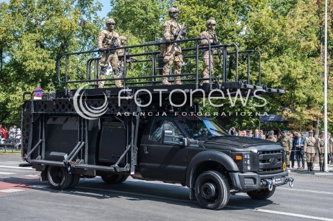  15.08.2016 WARSZAWA <br />OBCHODY SWIETA WOJSKA POLSKIEGO UROCZYSTOSCI PANSTWOWE <br />N/Z POJAZD WOJSKOWY WOJSKA SPECJALNE FORD F550 RAMPA SZTURMOWA RAMPY SZTURMOWE<br /> 
