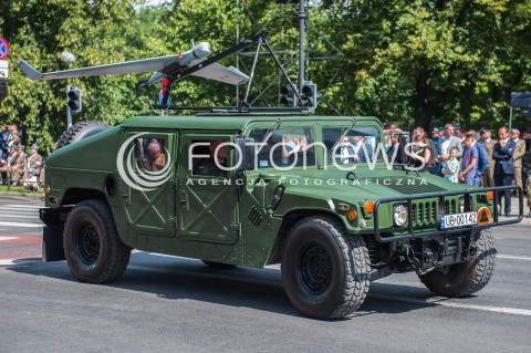  15.08.2016 WARSZAWA <br />OBCHODY SWIETA WOJSKA POLSKIEGO UROCZYSTOSCI PANSTWOWE <br />N/Z POJAZD WOJSKOWY HUMMER DRON BEZZALOGOWIEC<br /> 