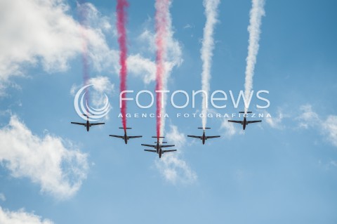  15.08.2016 WARSZAWA <br />OBCHODY SWIETA WOJSKA POLSKIEGO UROCZYSTOSCI PANSTWOWE <br />N/Z PZL TS11 TS-11 ISKRA ISKRY SAMOLOT SAMOLOTY<br /> 