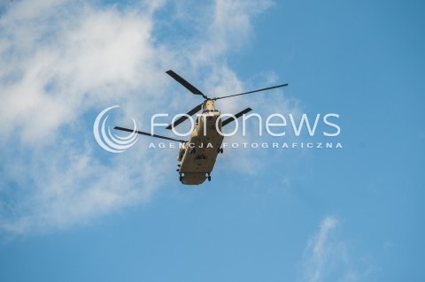  15.08.2016 WARSZAWA <br />OBCHODY SWIETA WOJSKA POLSKIEGO UROCZYSTOSCI PANSTWOWE <br />N/Z HELIKOPTER SMIGLOWIEC AMERYKANSKI CHINOOK BOEING CH-47 CH47 CHINOOK<br /> 