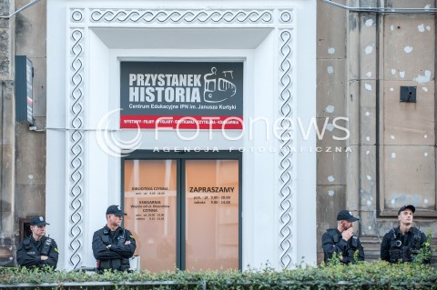  21.08.2017 WARSZAWA<br />KONFERENCJA POSWIECONA ZMIANOM NAZW ULIC<br />N/Z POLICJANCI PRZY WEJSCIU DO INSTYTUTU PAMIECI NARODOWEJ<br /> 