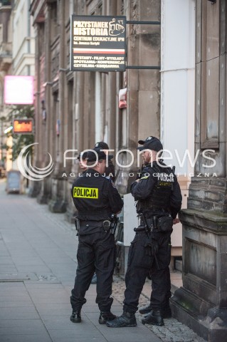  21.08.2017 WARSZAWA<br />KONFERENCJA POSWIECONA ZMIANOM NAZW ULIC<br />N/Z POLICJANCI PRZED WEJSCIEM DO IPN<br /> 