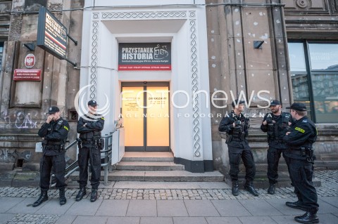  21.08.2017 WARSZAWA<br />KONFERENCJA POSWIECONA ZMIANOM NAZW ULIC<br />N/Z POLICJANCI PRZED WEJSCIEM DO IPN<br /> 