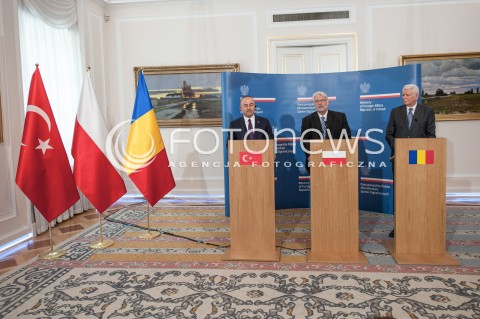  25.08.2017 WARSZAWA<br />KONFERENCJA MINISTROW SPRAW ZAGRANICZNYCH POLSKI RUMUNII I TURCJI PO SPOTKANIU NATO<br />N/Z WITOLD WASZCZYKOWSKI TEODOR MELESCANU MEVLUT CAVUSOGLU<br /> 