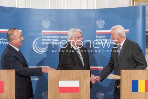  25.08.2017 WARSZAWA<br />KONFERENCJA MINISTROW SPRAW ZAGRANICZNYCH POLSKI RUMUNII I TURCJI PO SPOTKANIU NATO<br />N/Z WITOLD WASZCZYKOWSKI TEODOR MELESCANU MEVLUT CAVUSOGLU<br /> 